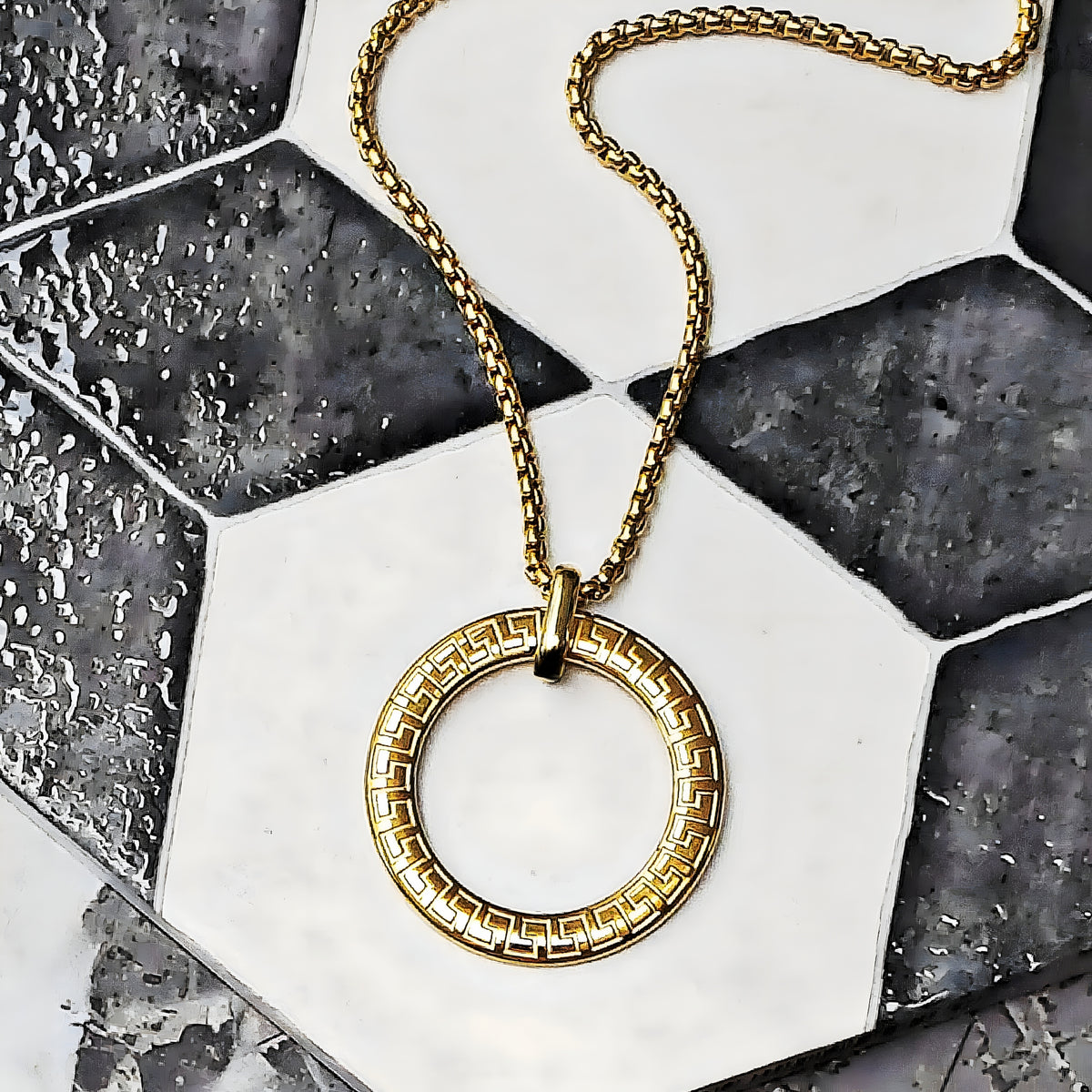Amuleto con anillo de greca dorada
