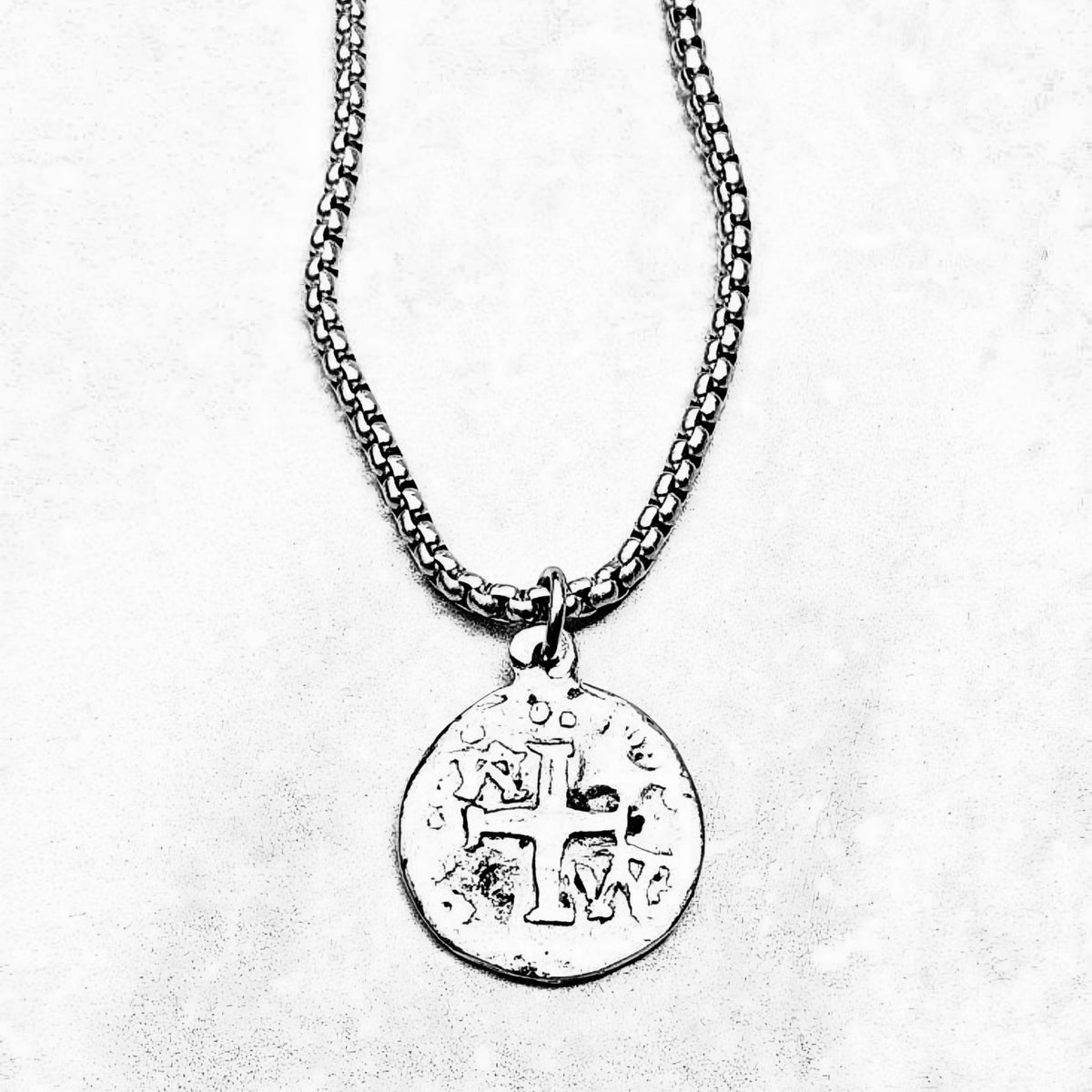 Collana in argento con moneta di un relitto