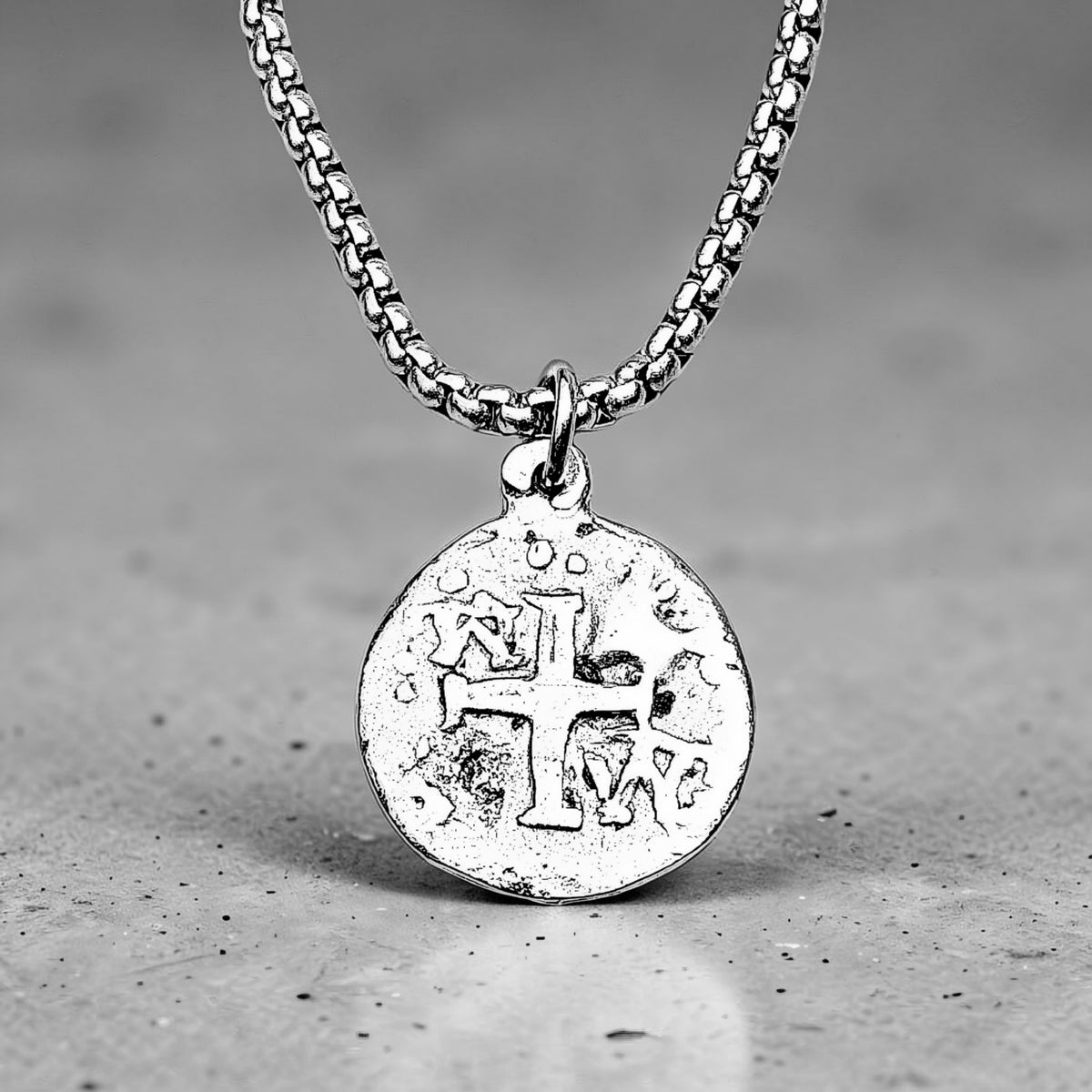 Collana in argento con moneta di un relitto