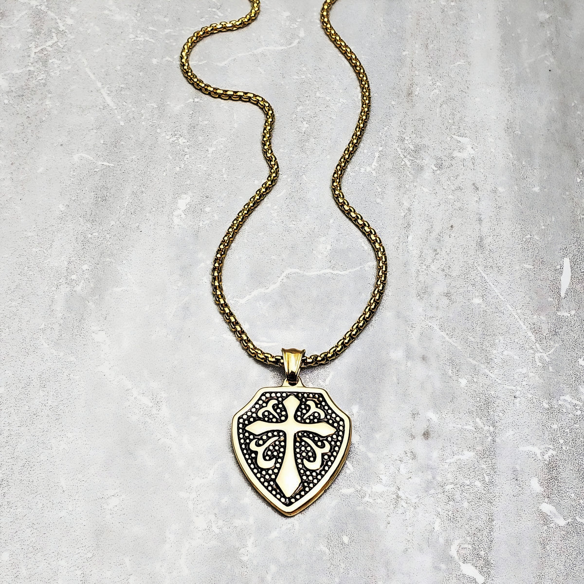Collana con scudo della forza