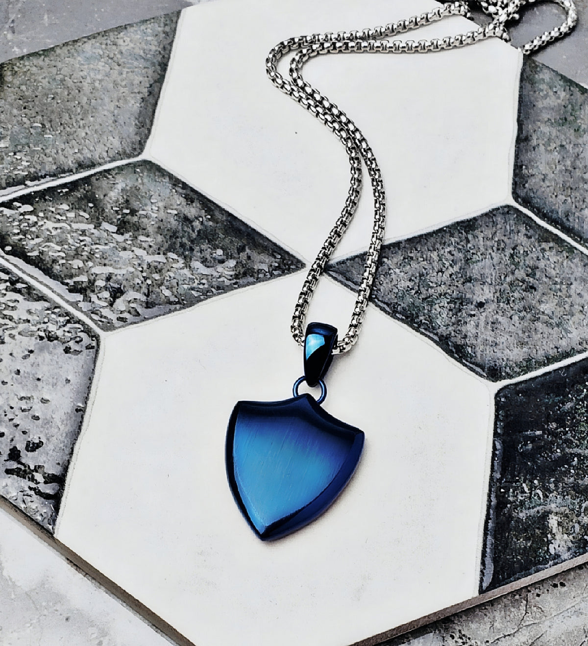Collana con scudo blu
