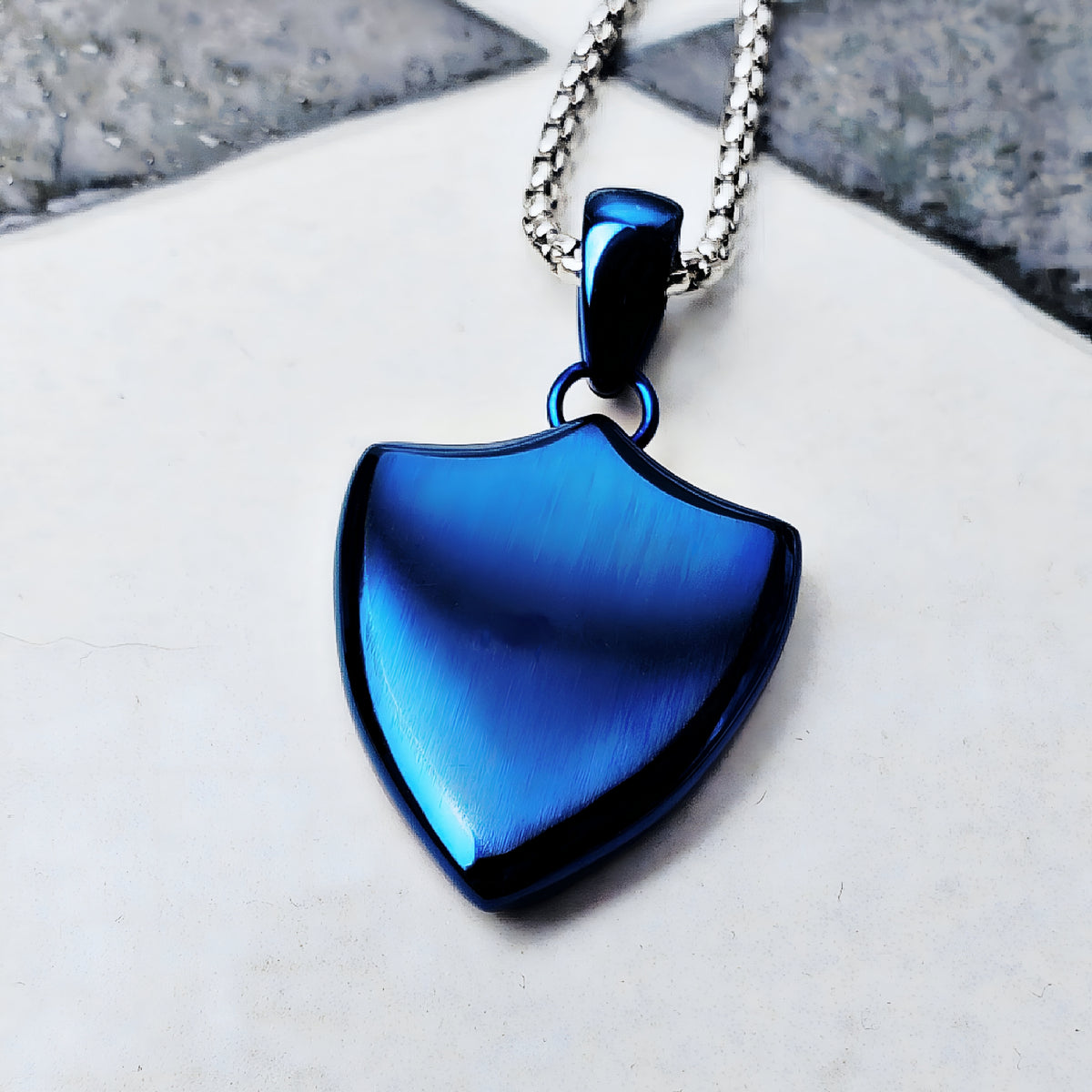 Collana con scudo blu