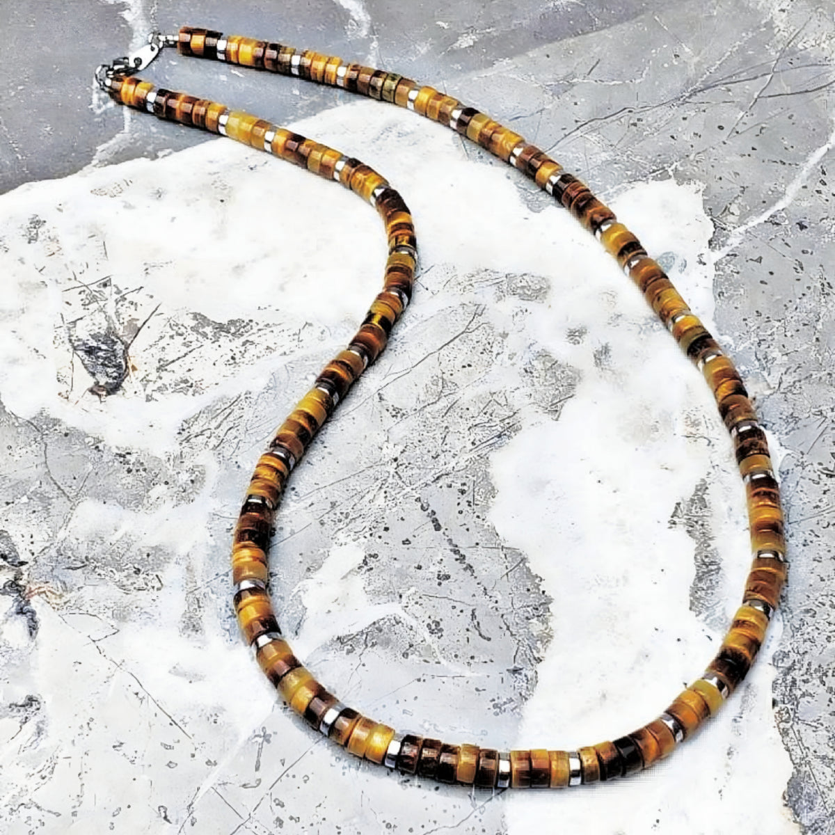 Collar de cuentas heishi de ojo de tigre