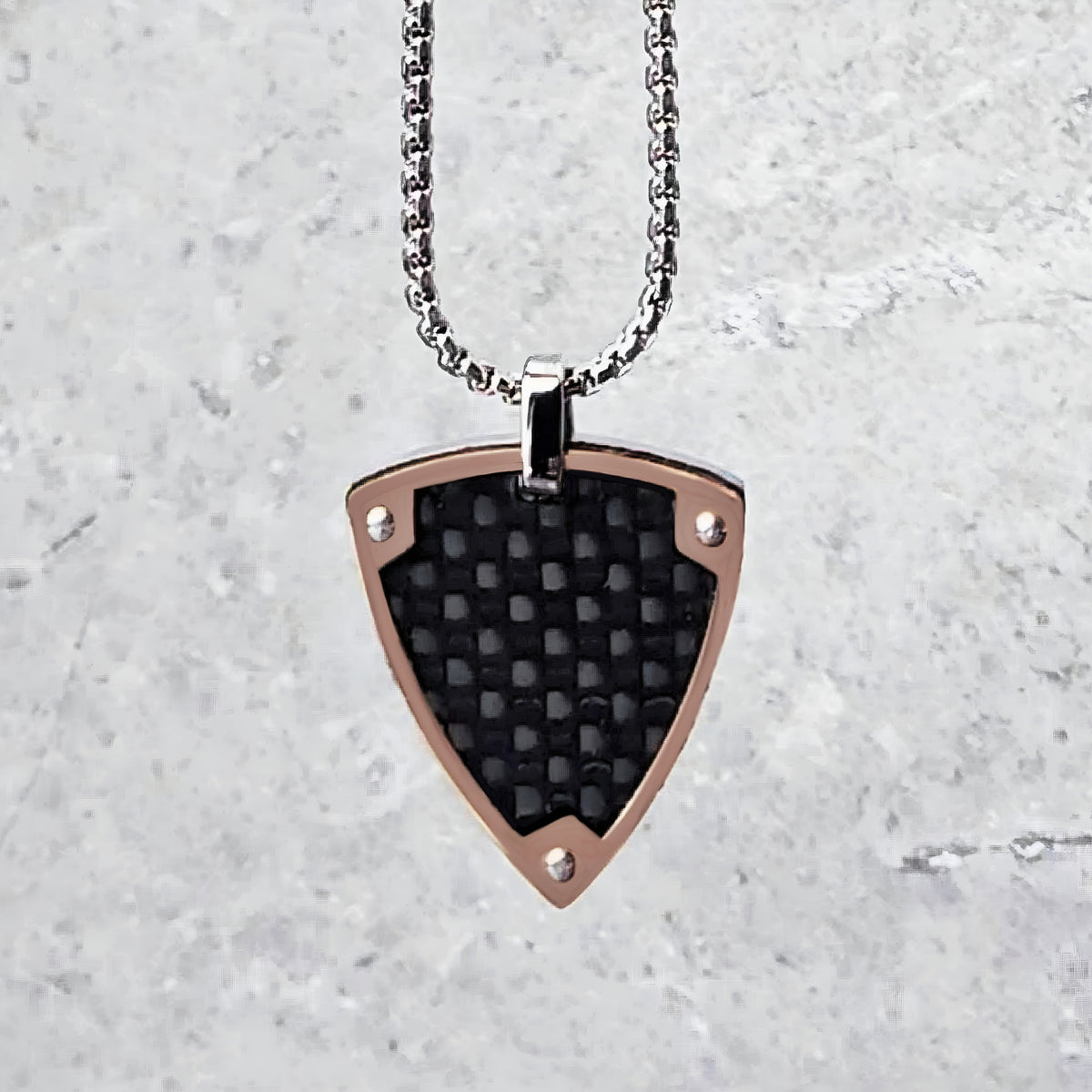 Collana con scudo in fibra di carbonio
