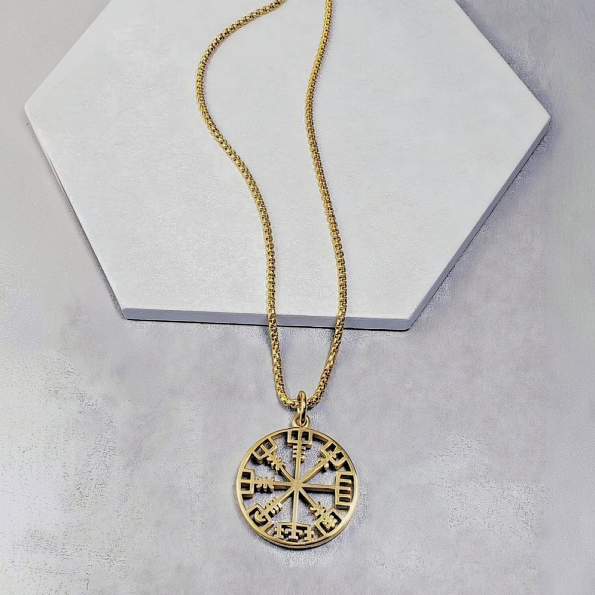 Collana con bussola Vegvisir in oro