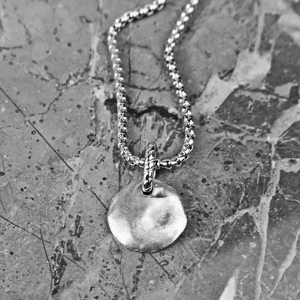 Collar plateado con moneda de Miconos