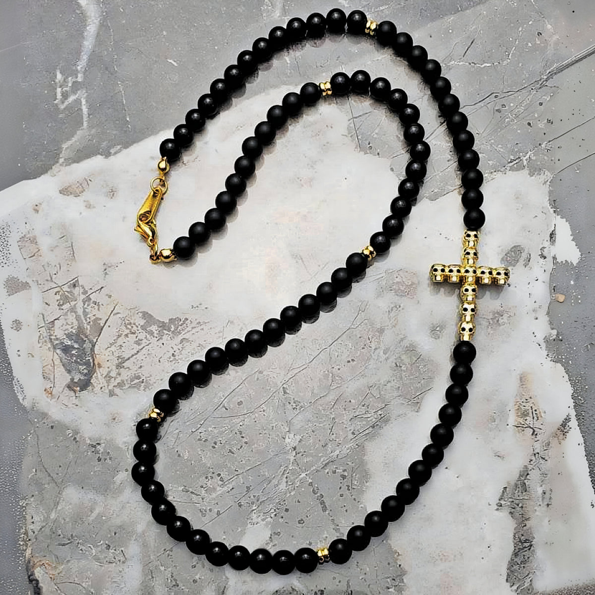 Collana con croce e teschio in oro