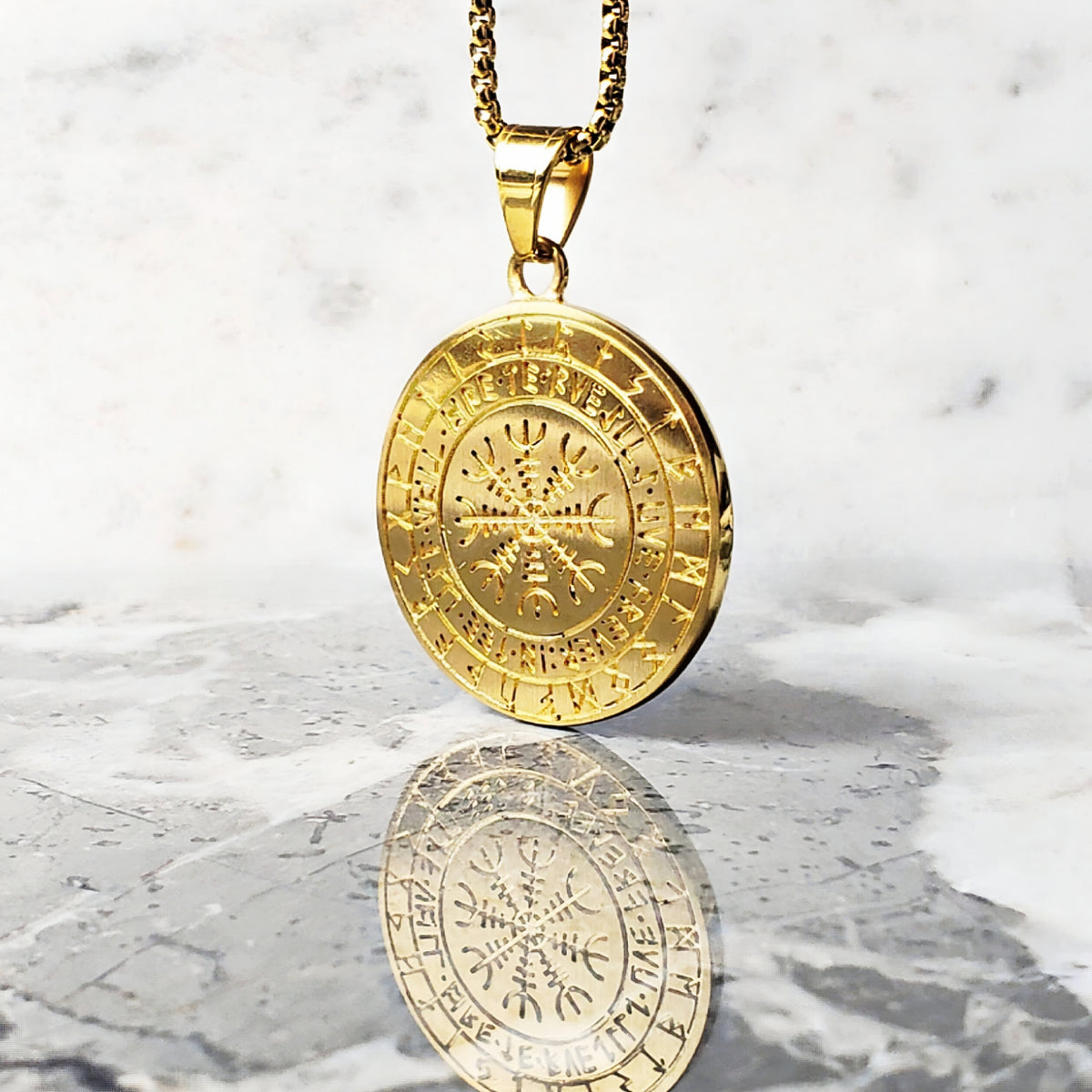 Collana dorata rustica con bussola Vegvisir