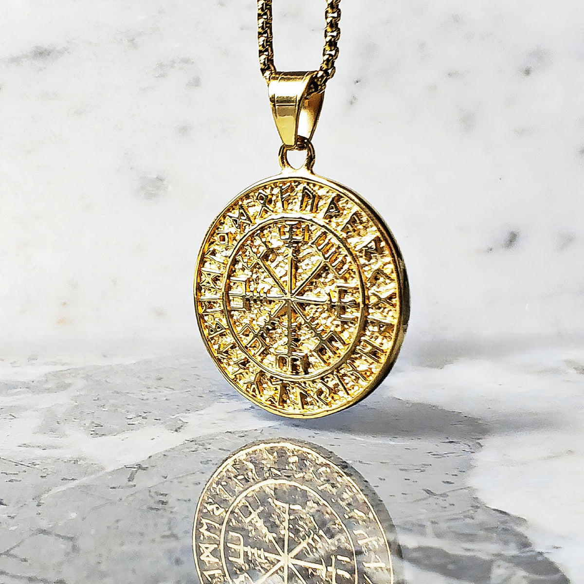 Collana dorata rustica con bussola Vegvisir