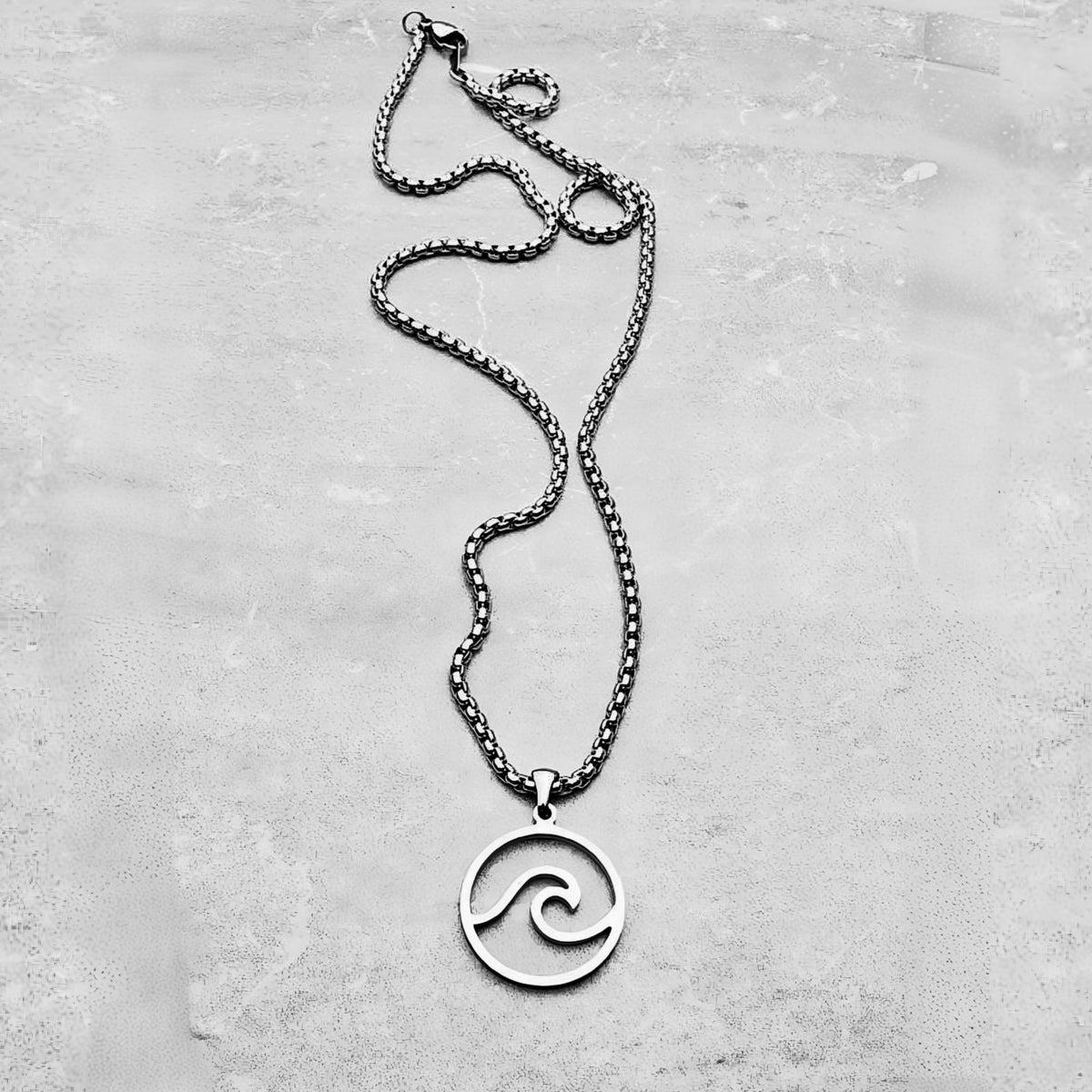 Collana con medaglione a onda in argento