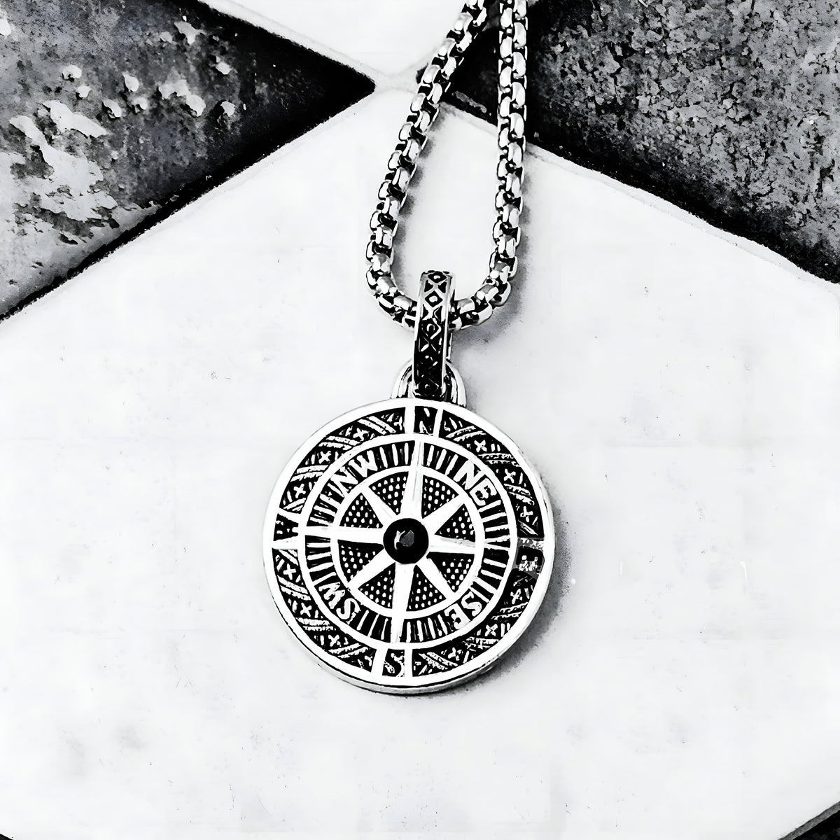 Collana d’argento con bussola nautica e onice