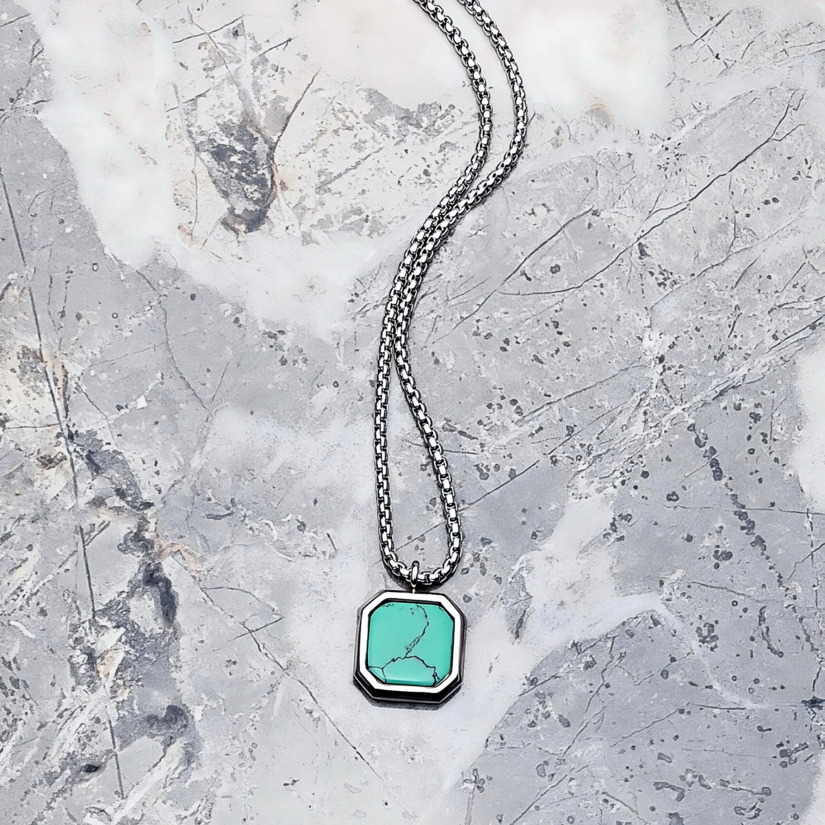 Collana con amuleto in turchese verde